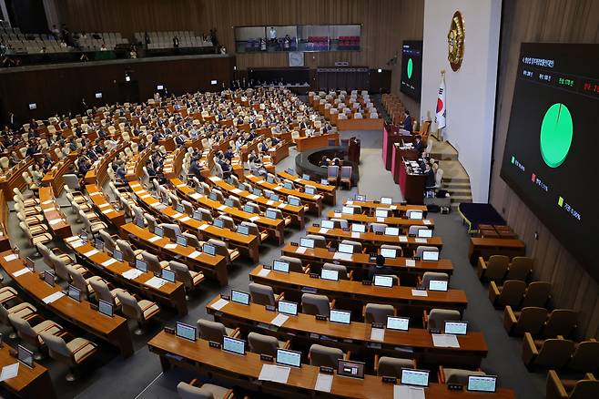 5일 서울 여의도 국회에서 열린 본회의에서 방송법 일부개정법률안이 통과되자 참석 의원들이 박수를 치고 있다./남강호 기자