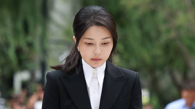 도이치모터스 주가조작 연루 의혹 등을 받는 김건희 여사가 6일 오전 서울 종로구 김건희 특검팀(특별검사 민중기)사무실에 피의자 신분으로 소환되고 있다./뉴시스