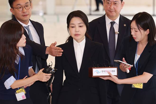 (서울=뉴스1) 사진공동취재단 = 윤석열 전 대통령의 부인 김건희 여사가 6일 서울 종로구에 마련된 김건희 특검팀(특별검사 민중기) 사무실에 첫 조사를 받기 위해 피의자 신분으로 출석하고 있다./김지호 기자