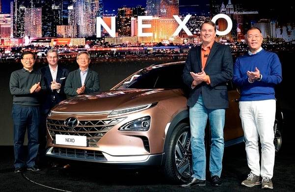 현대자동차가 지난 2018년 CES에서 공개한 미래형 SUV 넥쏘. 당시 현대차는 오로라와 자율주행 기술을 공동 개발하는 프로젝트를 발표했다. 정의선(맨 오른쪽) 현대차그룹 회장과 크리스 엄슨(오른쪽 두번째) 오로라 CEO. /현대차 제공