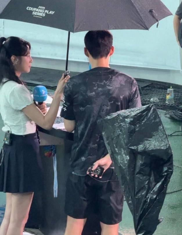 손흥민 인터뷰 당시 뒷모습./ 온라인 갈무리
