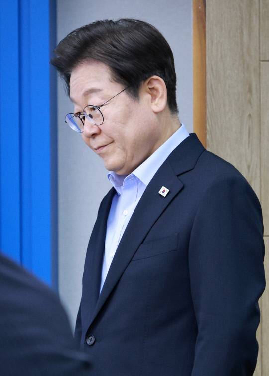 이재명 대통령이 지난달 31일 서울 용산 대통령실 청사에서 열린 6차 수석·보좌관 회의에 입장하고 있다. 연합뉴스
