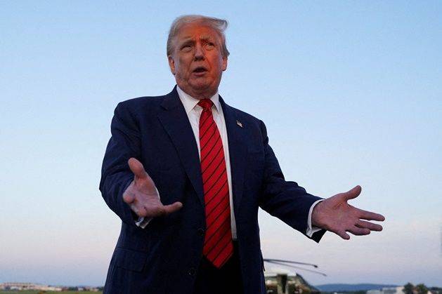 도널드 트럼프 미국 대통령이 지난 3일 미국 펜실베이니아주 앨런타운의 리하이밸리 국제공항에서 취재진과 대화하고 있다. ⓒ 로이터/연합뉴스