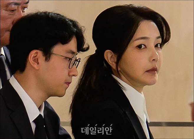 윤석열 전 대통령의 부인 김건희 여사가 6일 오전 서울 광화문 민중기 특검팀 사무실에서 도이치모터스 주가조작, 공천개입, 명품목걸이 수수 등의 의혹과 관련해 피의자 신분으로 소환조사에 출석하고 있다. ⓒ사진공동취재단