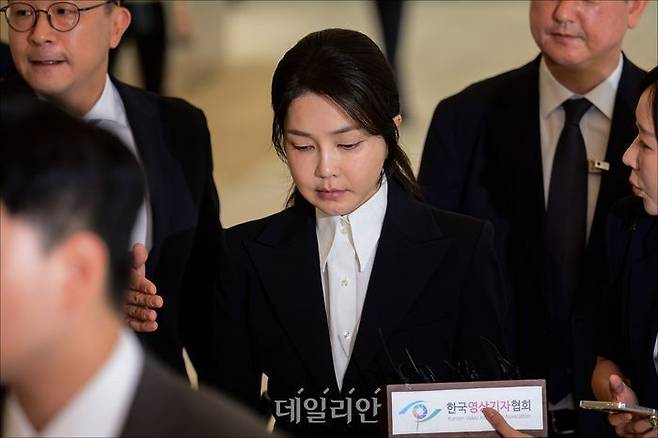 윤석열 전 대통령의 부인 김건희 여사가 6일 오전 서울 광화문 민중기 특검팀 사무실에서 도이치모터스 주가조작, 공천개입, 명품목걸이 수수 등의 의혹과 관련해 피의자 신분으로 소환조사에 출석하고 있다. ⓒ사진공동취재단