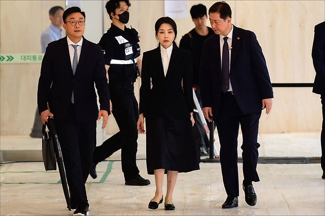 윤석열 전 대통령의 부인 김건희 여사가6일 오전 서울 광화문 민중기 특검팀 사무실에서 도이치모터스 주가조작, 공천개입, 명품목걸이 수수 등의 의혹과 관련해 피의자 신분으로 소환조사에 출석하고 있다. ⓒ사진공동취재단