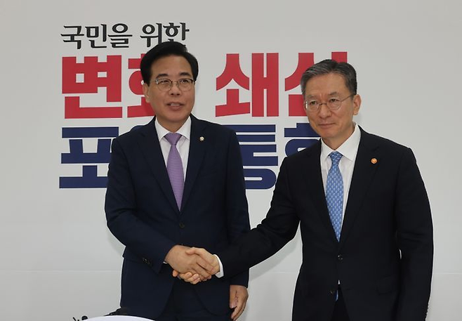정성호 법무부 장관(오른쪽)이 6일 오후 국회에서 송언석 국민의힘 비상대책위원장 겸 원내대표와 악수하고 있다. ⓒ뉴시스