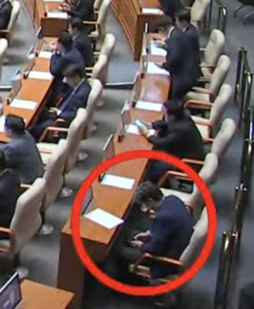 이 의원이 4일 국회 본회의 중 휴대전화를 응시하고 있는 모습. 채널A 화면 캡처
