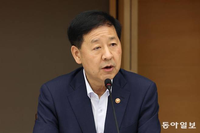 경제부총리 및 경제6단체장이 참석하는 성장전략TF1차회의가 5일 서울 중구 대한상의 챔버라운지에서 개최된 가운데 구윤철 경제부총리가 모두발언을 하고 있다. 2025.08.05. 신원건 기자 laputa@donga.com