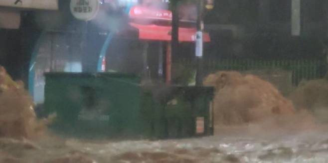 3일 오후 10시쯤 기록적인 폭우가 쏟아지는 가운데, 광주 북구 매곡동 한 상가 앞 맨홀에서 빗물이 솟구치고 있다. 당시 맨홀 뚜껑이 열렸는지는 확인되지 않았다. 독자 제공.