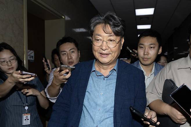 ‘주식 차명거래 의혹’이 제기된 이춘석 더불어민주당 의원이 5일 오후 서울 여의도 국회에서 방송법 개정안에 대한 무제한토론 종결동의의 건 투표를 마치고 본회의장을 빠져나가고 있다. 2025.8.5/뉴스1