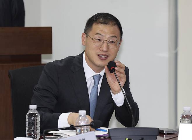 김상욱 더불어민주당 의원이 16일 오후 서울 여의도 국회 의원회관 제3간담회의실에서 열린 ‘법무부 제출 난민법 개정안에 대한 평가와 바람직한 난민법 개정안의 방향’ 간담회에서 발언하고 있다. 2025.06.16 [서울=뉴시스]