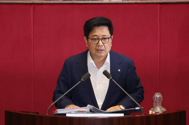 김장겸 국민의힘 의원이 지난 5일 국회 본회의에서 방송문화진흥회법 일부개정법률안의 필리버스터(무제한 토론)를 하고 있다. [연합뉴스]