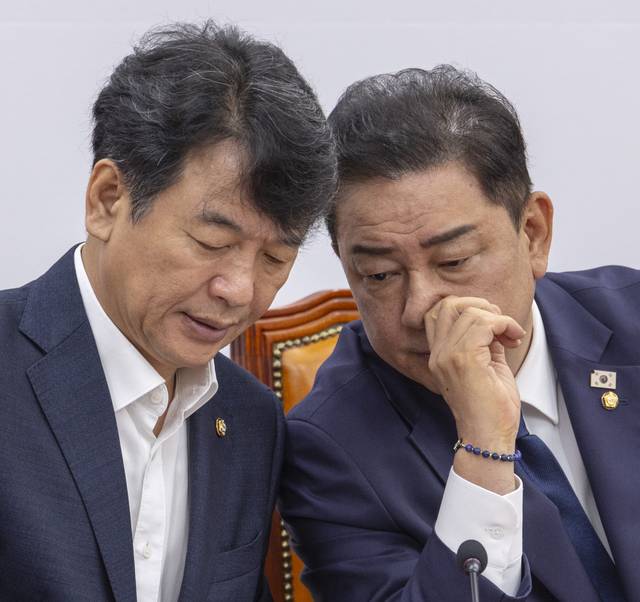 김병기(오른쪽) 더불어민주당 원내대표와 문진석 원내수석부대표가 지난달 22일 국회에서 열린 원내대책회의 도중 대화하고 있다. [연합뉴스]