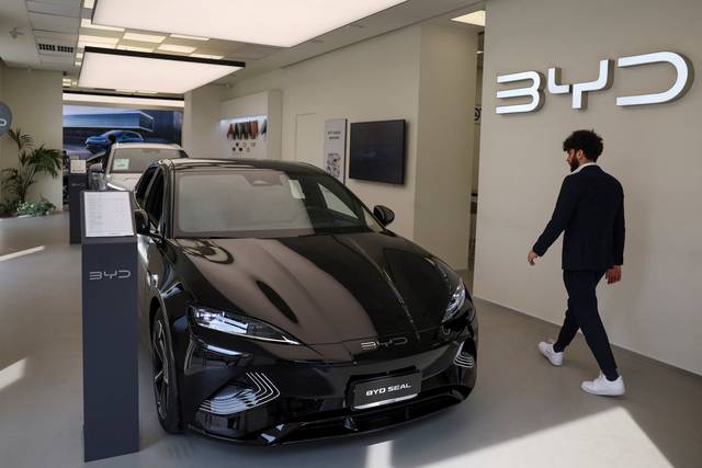 이탈리아 밀라노의 한 BYD 매장에서 BYD 씰 차량이 전시돼 있다. 로이터=연합뉴스