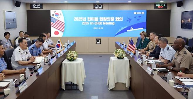 김명수 합참의장(왼쪽 두번째)과 댄 케인 합참의장이 지난달 10일 서울 용산구 합참 청사에서 열린 한미 양자회담에서 발언하고 있다. 합참 제공