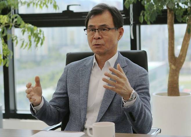 윤성국 대전관광공사 사장이 지난 5일 파이낸셜뉴스와 인터뷰를 갖고 꿈돌이 캐릭터 굿즈 출시 배경과 '0시 축제' 기대효과 등에 대해 설명하고 있다. 대전관광공사 제공