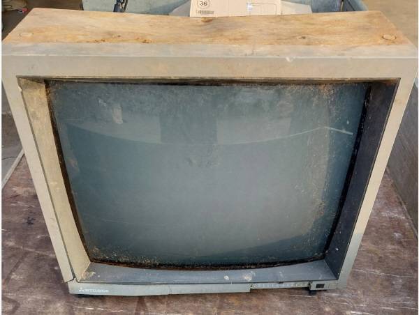 위에 얼마나 무거운 것을 올려놓았는지.. 죄다 찌그러져 있다