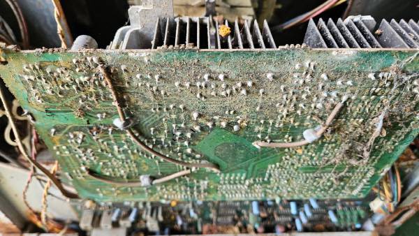 흙과 먼지로 버무려진 모니터 기판