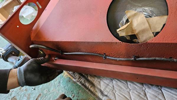 디가우징을 위한 코일을 붙이고 옆 면 앞 면을 이어준다