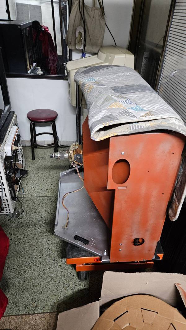 조립이 된 모니터를 맡긴 모습