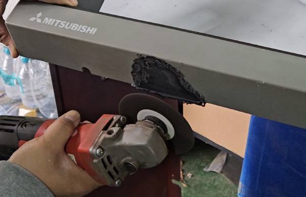 아랫면 깨진 부분에 플라스틱으로 이어붙이고.. 글라인더로 갈아내주는 모습