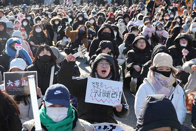 내란죄 피의자인 대통령 윤석열의 구속을 촉구하며 트랙터·화물트럭 등을 타고 상경하던 전국농민회총연맹 전봉준투쟁단을 경찰이 막았다는 소식을 들은 시민들이 2024년 12월22일 오전 서울 관악구 과천대로 남태령고개 인근에 모여 경찰에 철수를 촉구하고 있다. 김혜윤 기자 unique@hani.co.kr