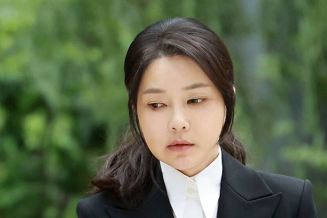 윤석열 전 대통령 배우자 김건희 여사가 6일 서울 종로구 KT광화문빌딩 웨스트에 마련된 민중기 특별검사팀 사무실에 피의자 신분으로 출석하고 있다. 전·현직 대통령 부인이 수사기관에 피의자로 공개 출석하는 것은 헌정사상 처음이다. 연합뉴스