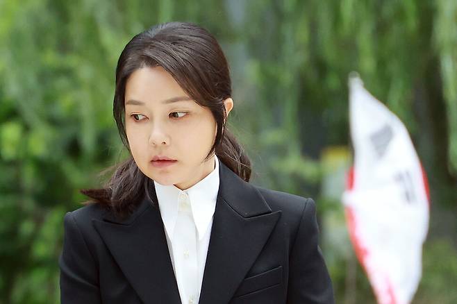윤석열 전 대통령 배우자 김건희 여사가 6일 서울 종로구 KT광화문빌딩 웨스트에 마련된 민중기 특별검사팀 사무실에 피의자 신분으로 출석하고 있다. 연합뉴스