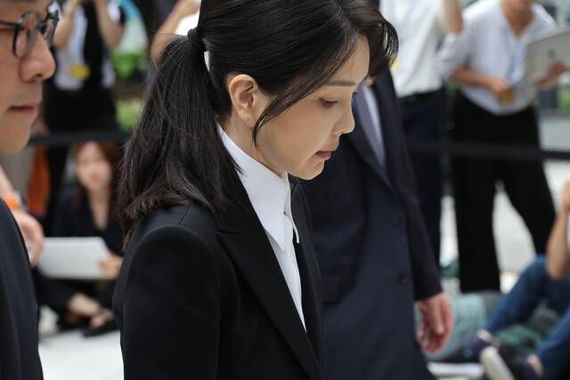 윤석열 전 대통령의 부인 김건희 여사가 6일 오전 서울 종로구 케이티(KT) 광화문빌딩 웨스트에 마련된 민중기 특별검사에 피의자 신분으로 소환되고 있다. 류우종기자 wjryu@hani.co.kr