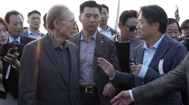 2023년 10월25일 한강 강천보에서 세번째 만나 4대강 사업에 대해 질문하는 최승호 피디(앞줄 오른쪽)와 답변하는 이명박 전 대통령. 최승호 피디 제공.