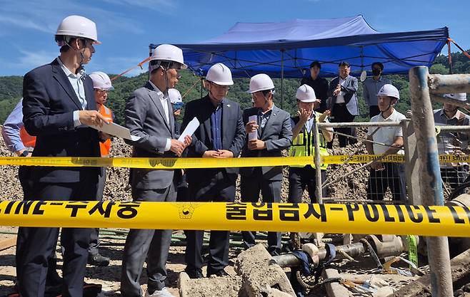 2025년 7월31일 오전 더불어민주당 산업재해예방 태스크포스(TF)와 안호영 국회 환경노동위원장이 최근 노동자 사망사고가 발생한 포스코이앤씨의 경남 함양울산고속도로 의령나들목 공사 현장을 둘러보고 있다. 연합뉴스