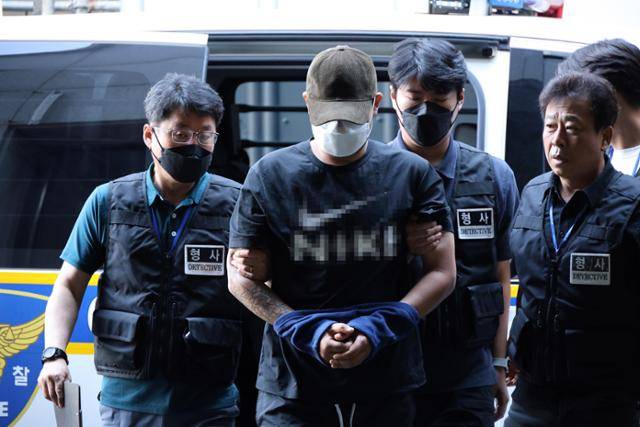 5일 대전 교제살인 사건 피의자 A(20대)씨가 입원 중이던 병원에서 퇴원하면서 경찰에 체포돼 대전서부경찰서로 들어서고 있다. 연합뉴스