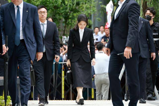 윤석열 전 대통령 배우자 김건희씨가 6일 서울 종로구 KT광화문빌딩 웨스트에 마련된 민중기 특별검사팀 사무실에 피의자 조사를 받기 위해 출석하고 있다. 전현직 대통령 부인이 수사기관에 피의자 신분으로 공개 출석하는 것은 헌정사상 처음이다. 연합뉴스