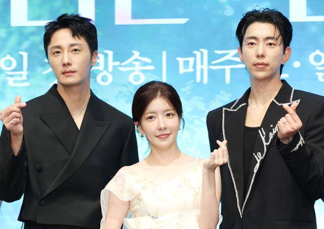 배우 정일우(왼쪽부터)와 정인선 윤현민이 6일 서울 구로구 더세인트에서 열린 KBS2 '화려한 날들' 제작발표회에 참석해 포즈를 취하고 있다. 2025.8.6/뉴스1