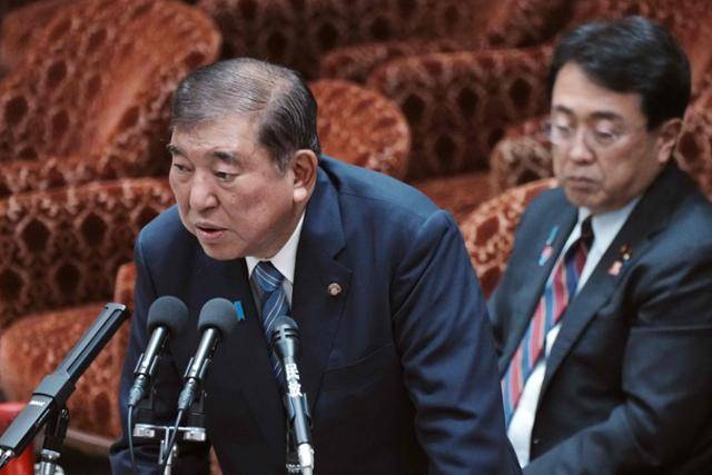 이시바 시게루(왼쪽) 일본 총리가 지난 4일 도쿄 중의원 예산위원회에 참석해 미일 무역 합의에 대해 설명하고 있다. 오른쪽은 일본 측 관세 협상 장관인 아카자와 료세이 경제재생담당장관. 도쿄=AFP 연합뉴스
