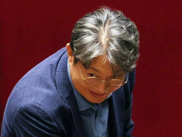 차명 주식거래 의혹을 받는 더불어민주당 이춘석 의원이 5일 국회 본회의에서 방송법 일부개정법률안 관련 필리버스터 종결 동의를 표결하는 투표를 한 뒤 밖으로 나서고 있다. 연합뉴스