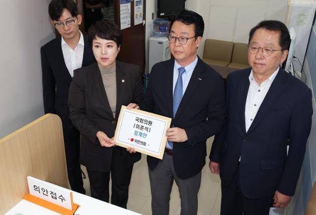 국민의힘 의원들이 6일 국회 의안과에 이춘석 의원 징계안을 제출하고 있다. 연합뉴스