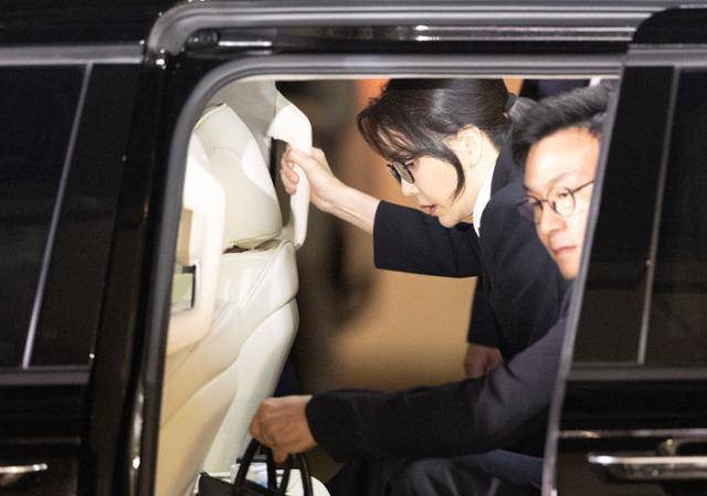 도이치모터스 주가조작 연루 의혹 등을 받는 김건희 여사가 6일 서울 종로구 김건희 특검팀(특별검사 민중기) 사무실에서 피의자 신분으로 조사를 마친 뒤 밖으로 나서 차에 올라타고 있다. 뉴시스