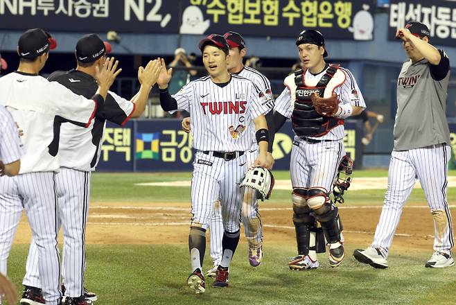 5일 오후 잠실야구장에서 열린 2025 프로야구 두산과 LG 경기. LG 가 4-2 역전승 했다. 경기 종료 후 선수들이 승리 세리머니하고 있다. 잠실=정시종 기자 capa@edaily.co.kr /2025.08.05.