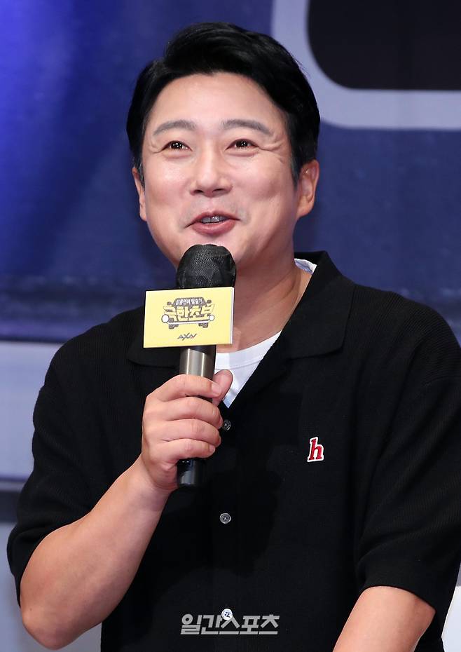 "프로그램 MC를 맡은 이수근이 20일 오후 서울 상암동 누리꿈스퀘어에서 열린 AXN 새 예능 '극한초보' 제작발표회에 참석해 취재진의 질문에 답하고 있다. '극한초보'는 운전에 미숙한 초보자가 전문 강사에게 연수를 받으며 헷갈리는 운전 상식과 교통 정보를 알려주는 예능 프로그램이다. 김민규 기자 mgkim1@edaily.co.kr /2022.07.20/"