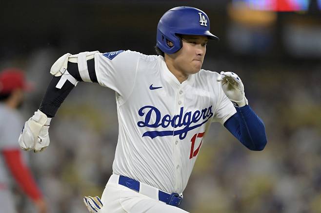 <yonhap photo-3341=""> Los Angeles Dodgers' Shohei Ohtani runs to first on a single during the eighth inning of a baseball game against the St. Louis Cardinals, Tuesday, Aug. 5, 2025, in Los Angeles. (AP Photo/Jayne Kamin-Oncea)/2025-08-06 14:54:09/ <저작권자 ⓒ 1980-2025 ㈜연합뉴스. 무단 전재 재배포 금지, AI 학습 및 활용 금지></yonhap>
