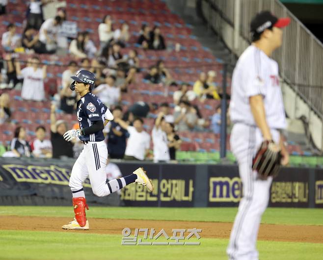 6일 오후 잠실야구장에서 열린 2025 프로야구 두산과 LG 경기. 두산 김민석이 8회 우월 2점 홈런을 날리고 그라운드를 돌고 있다. 잠실=정시종 기자 capa@edaily.co.kr /2025.08.06.