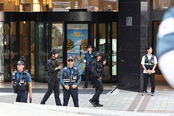 5일 서울 중구 명동 신세계백화점 본점에 폭발물을 설치했다는 협박 글이 인터넷 커뮤니티에 올라와 신고받고 출동한 경찰이 수색하고 있다. [사진=연합뉴스]