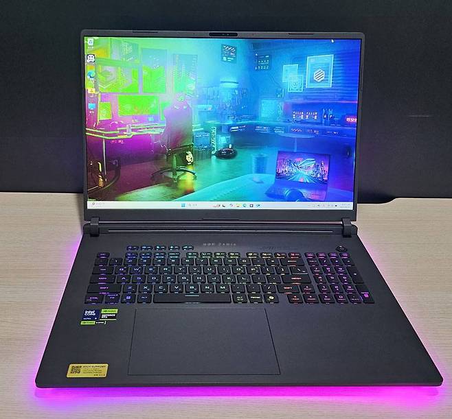 240Hz 주사율의 2.5K급 18인치 화면, 숫자패드까지 탑재한 키보드가 눈에 띈다 / 출처=IT동아