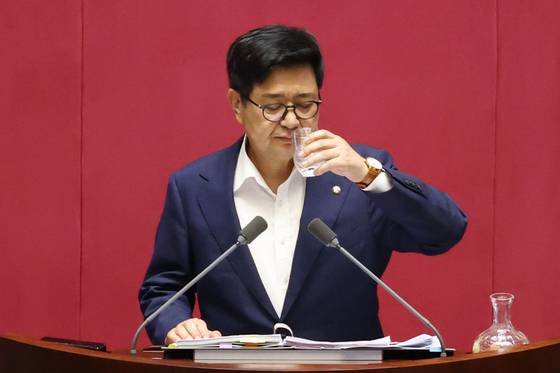 김장겸 국민의힘 의원이 5일 오후 서울 여의도 국회 본회의장에서 방송문화진흥회법 일부개정법률안(대안)에 대한 무제한토론(필리버스터)를 도중 물을 마시고 있다. 뉴스1