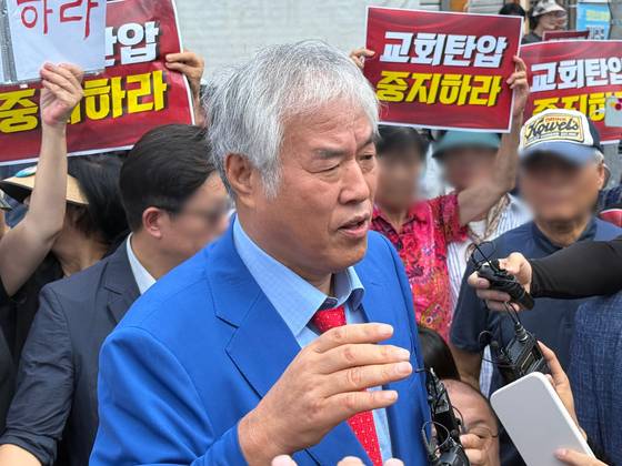 경찰이 서울서부지법 폭동 사태 배후로 의심 받는 전광훈 목사와 사랑제일교회에 대한 압수수색 중인 5일 오전 서울 성북구 사랑제일교회 앞에서 전광훈 목사가 발언하고 있다. 뉴스1