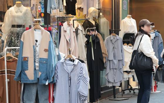 지난 4월 서울 중구 명동의 한 옷가게 모습.   연합뉴스