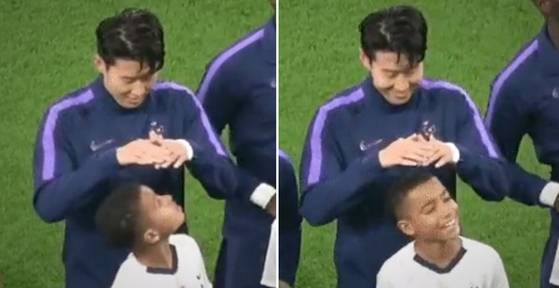 손흥민이 지난 2019년 11월 10일(현지시간) 영국 런던 토트넘 홋스퍼 스타디움에서 열린 셰필드와의 2019~2020시즌 잉글랜드 프리미어리그 12라운드 경기 전 마스코트(플레이어 에스코트) 어린이 가 비를 덜맞게 하기 위해 어린이 머리 위로 손을 모아 올렸다. 사진 X캡처