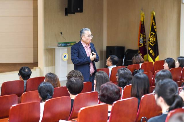 ▲ 김을호 숭실대학교 중소기업대학원 독서경영전략학과 주임교수가 6일 양구군청 대회의실에서 양구군 공무원들을 대상으로 ‘행복한 책 읽기, 독서경영 리더십’을 주제로 특강을 진행했다.